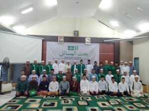 Para peserta bahtsul masail melakukan foto bersama