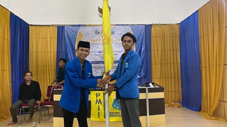 Ahmad Naufal menyerahkan tongkat estafet kepengurusan PC PMII Martapura