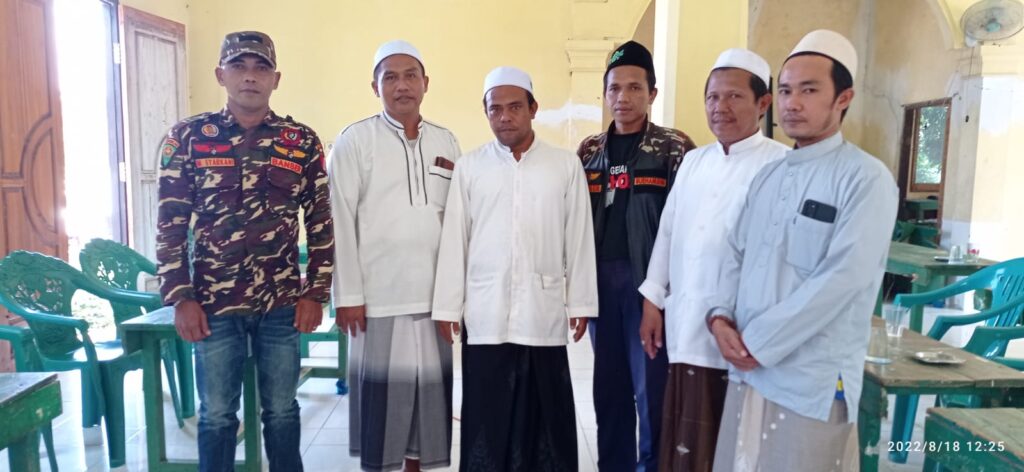 Perwakilan PC Ansor Kabupaten Banjar bersama pengurus Tanfidziyah MWC NU Sambung Makmur