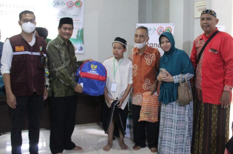 Ketua NU Banjar menyerahkan bingkisan dari Baznas