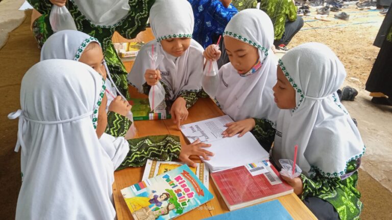 Kegiatan literasi membaca buku selama 30 menit, dalam rangka memperingati Hari Literasi internasional, foto-Albanjari.com