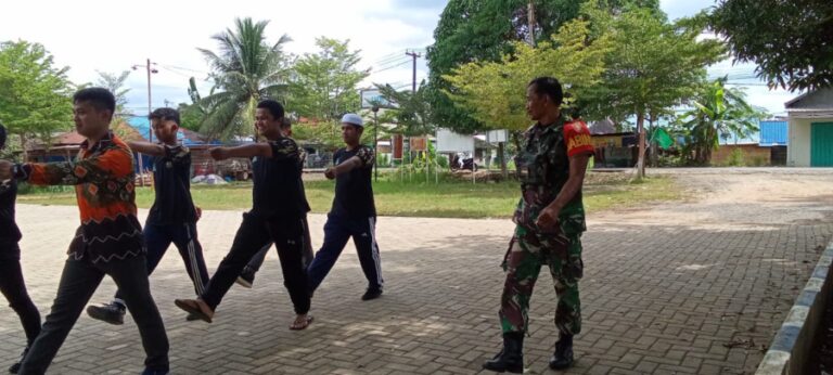 Babinsa TNI AD saat melatih peserta PKD dan Diklatsar Ansor Kecamatan Martapura Timur
