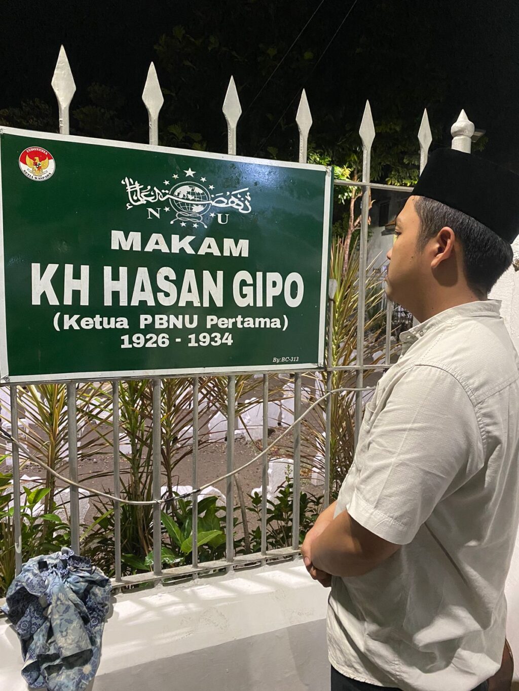 Muhammad HS, Ketua IPNU Kalsel saat berziarah ke makam KH. Hasan Gipo