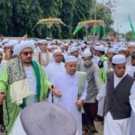 Guru Hasanuddin, Pimpinan PP. Darussalam menggandeng Habib Muhammad bin Ali Al Habsyi
