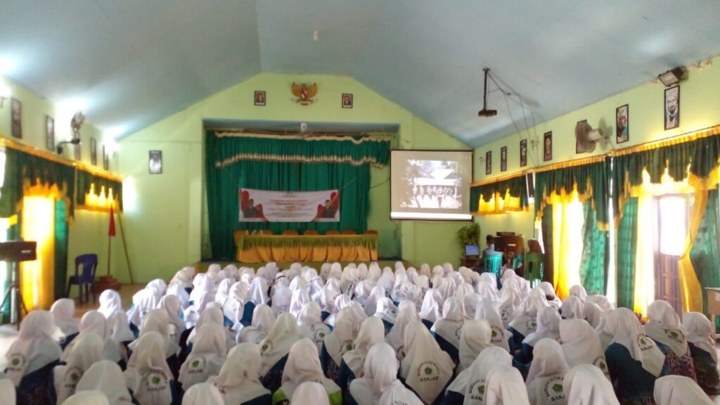 Kegiatan Nobar siswa MAN 4 Banjar dan PAC IPNU IPPNU Martapura/foto,Albanjari.com