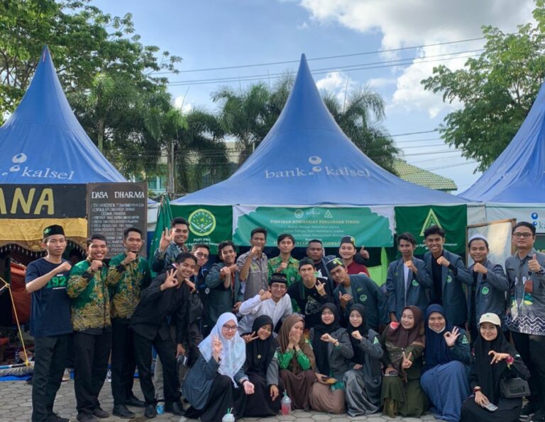 Foto bersama di depan stand IPNU dan IPPPNU IAI Darussalam/foto-Istimewa