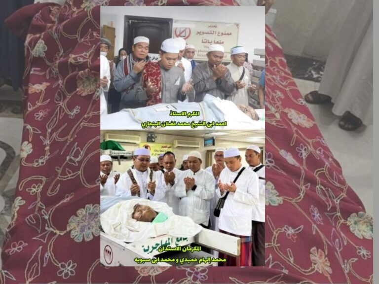 Tuan Guru Ahmad bin Fadhlan bersama Tuan Guru Ilham Humaidi berdoa di depan jenazah Tuan Guru M Fadhlan Asy'ari