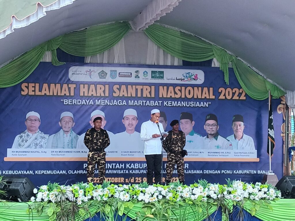 Ket: Bupati Banjar H. Saidi Mansur ketika memberi sambutan di pembukaan Hari Santri 2022 di Kabupaten Banjar. Foto-Albanjari.com.