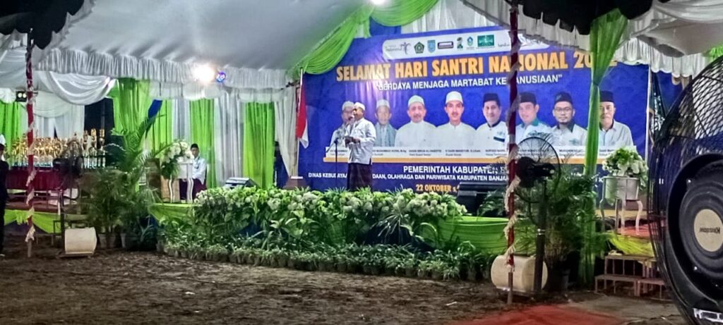 Ket: Sambutan bupati Banjar yang diwakili oleh M. Masturi. di penutupan Hari Santri 2022. Foto-Albanjari.com/Anwar Syarif.