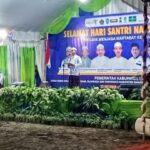 Ket: Sambutan bupati Banjar yang diwakili oleh M. Masturi. di penutupan Hari Santri 2022. Foto-Albanjari.com/Anwar Syarif.