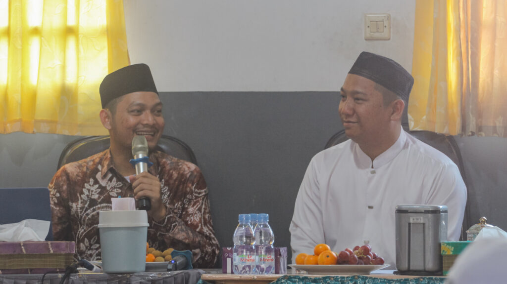 Guru Adi bersama Ustadz Nur Hidayatullah. Foto-Muhammad Amin